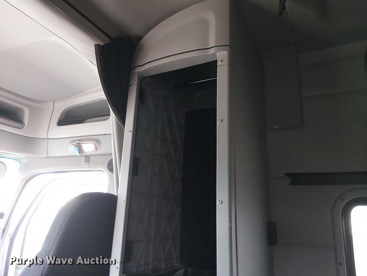 image for item YA1752 2018 Peterbilt 579 semi truck