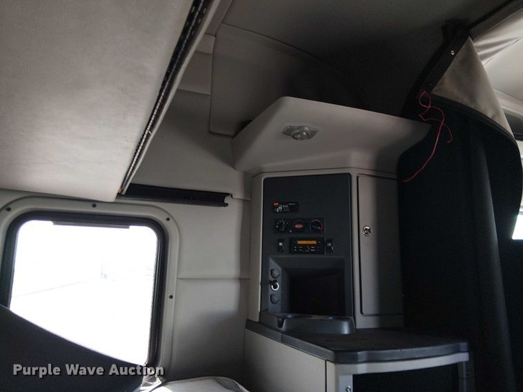 image for item YA1752 2018 Peterbilt 579 semi truck