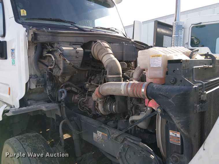 image for item YA1752 2018 Peterbilt 579 semi truck