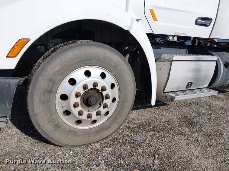 image for item YA1752 2018 Peterbilt 579 semi truck