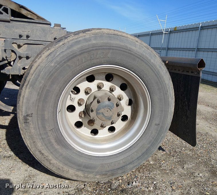 image for item YA1752 2018 Peterbilt 579 semi truck