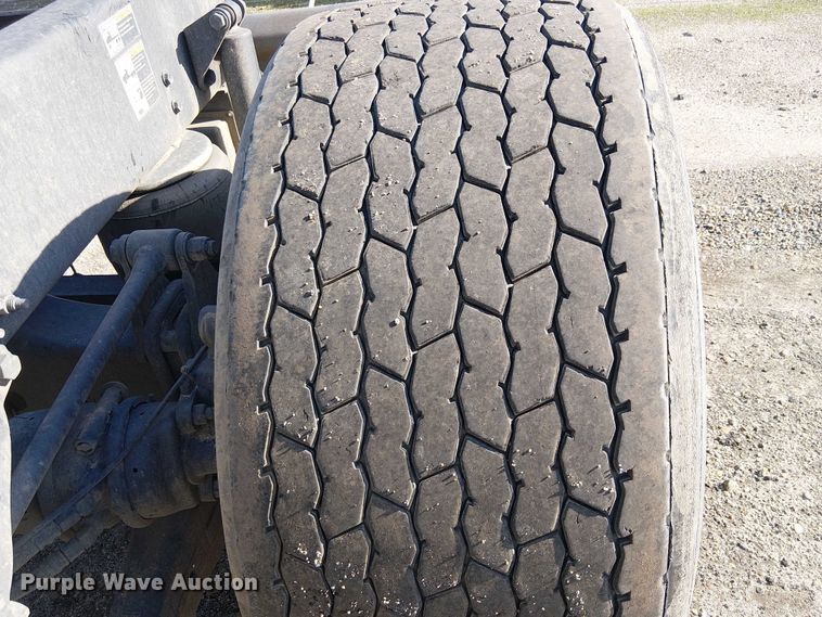 image for item YA1752 2018 Peterbilt 579 semi truck