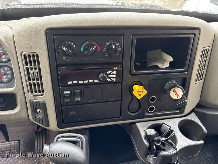 image for item YA1755 2016 International 4300 box truck