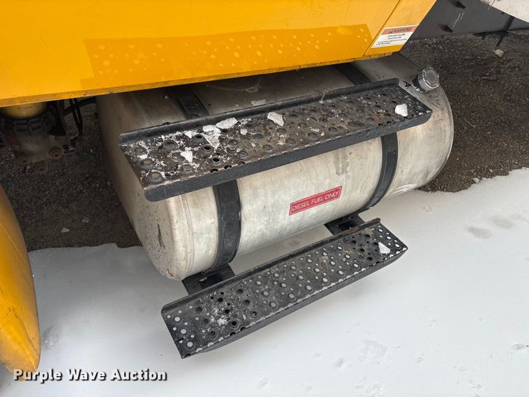 image for item YA1756 2019 International 4300 box truck