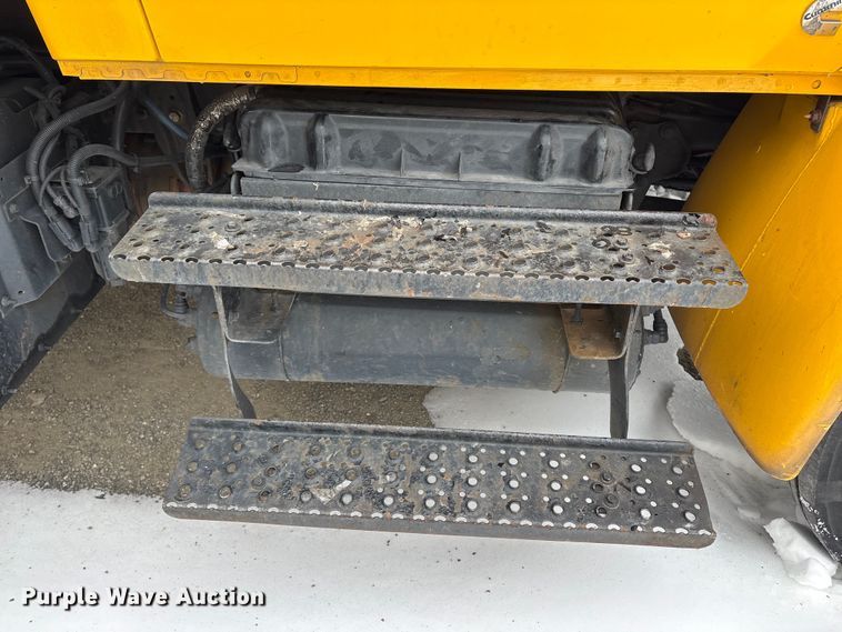 image for item YA1756 2019 International 4300 box truck