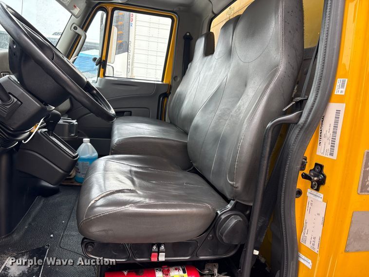 image for item YA1756 2019 International 4300 box truck