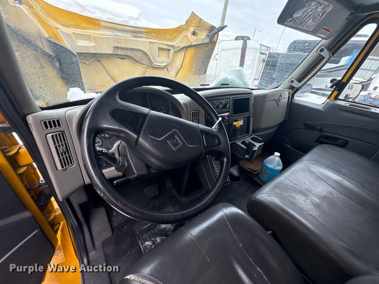 image for item YA1756 2019 International 4300 box truck