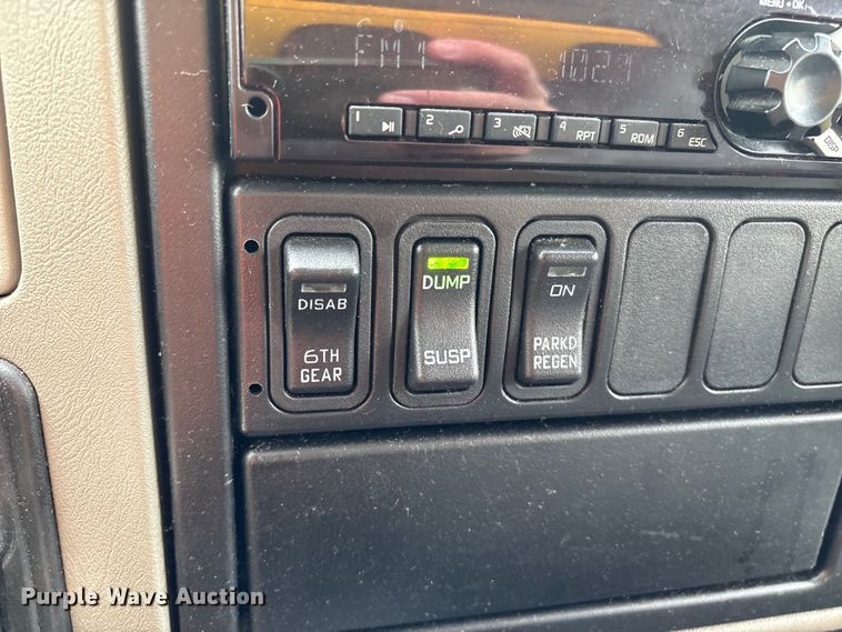 image for item YA1756 2019 International 4300 box truck