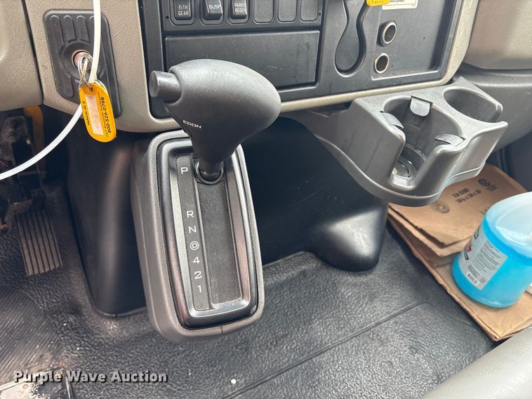 image for item YA1756 2019 International 4300 box truck