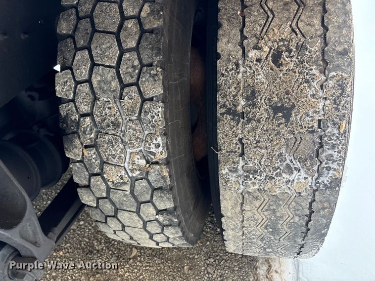 image for item YA1756 2019 International 4300 box truck