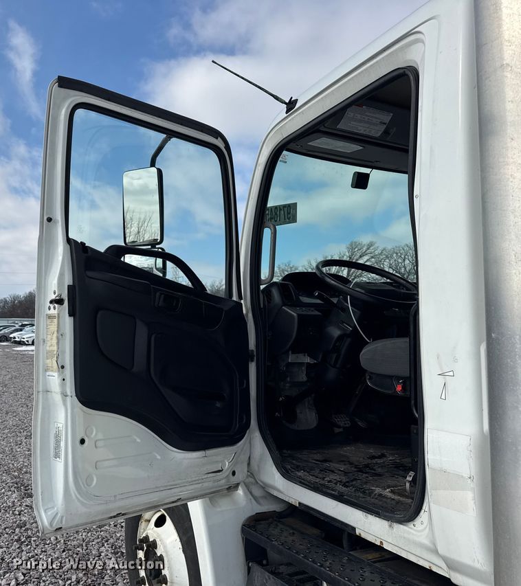 image for item YA1790 2016 Hino box truck