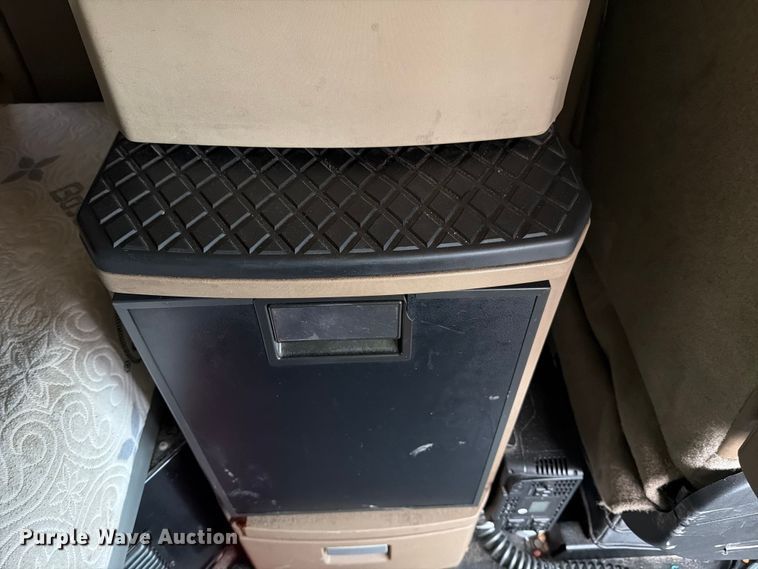 image for item YA1840 2020 Kenworth T680  semi truck