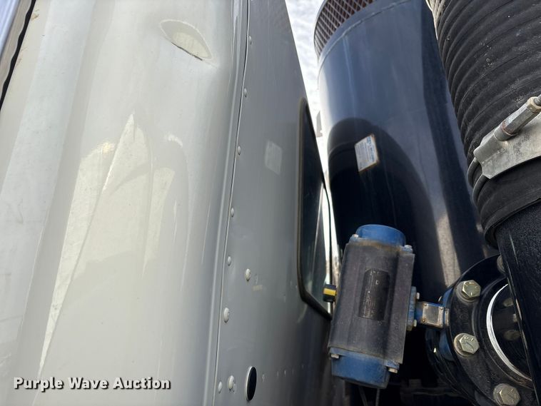 image for item YA1852 2025 Kenworth T880 hydrovac truck