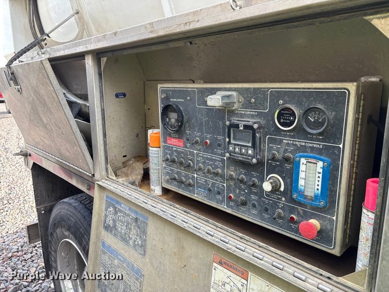 image for item YA1852 2025 Kenworth T880 hydrovac truck