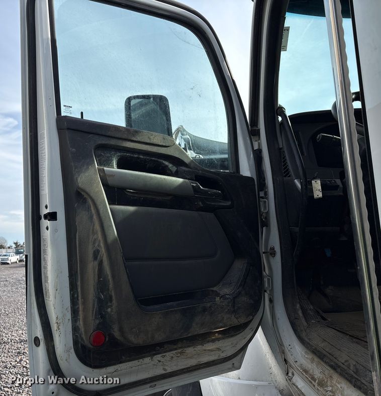 image for item YA1852 2025 Kenworth T880 hydrovac truck