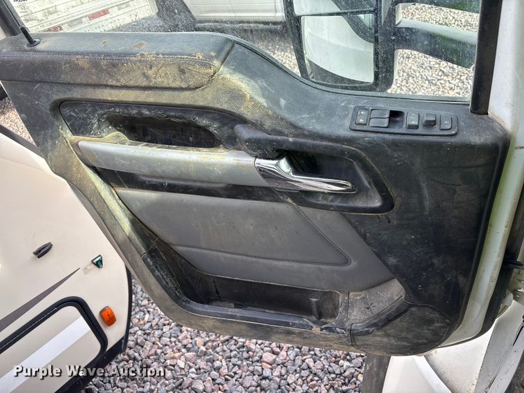 image for item YA1852 2025 Kenworth T880 hydrovac truck