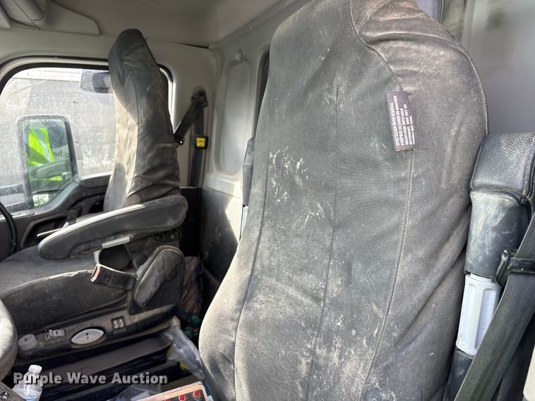 image for item YA1852 2025 Kenworth T880 hydrovac truck