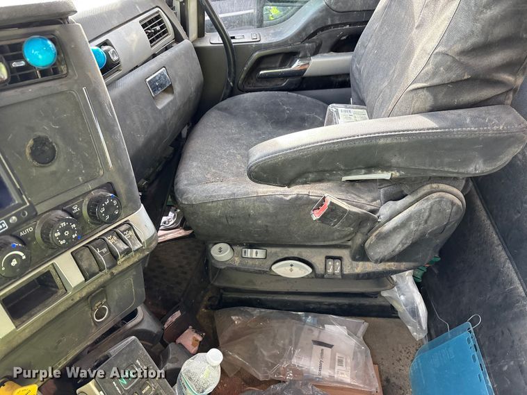 image for item YA1852 2025 Kenworth T880 hydrovac truck