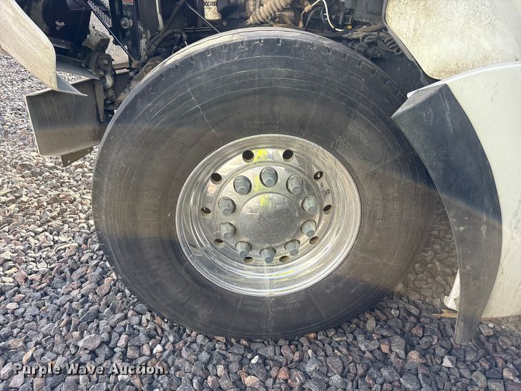 image for item YA1852 2025 Kenworth T880 hydrovac truck