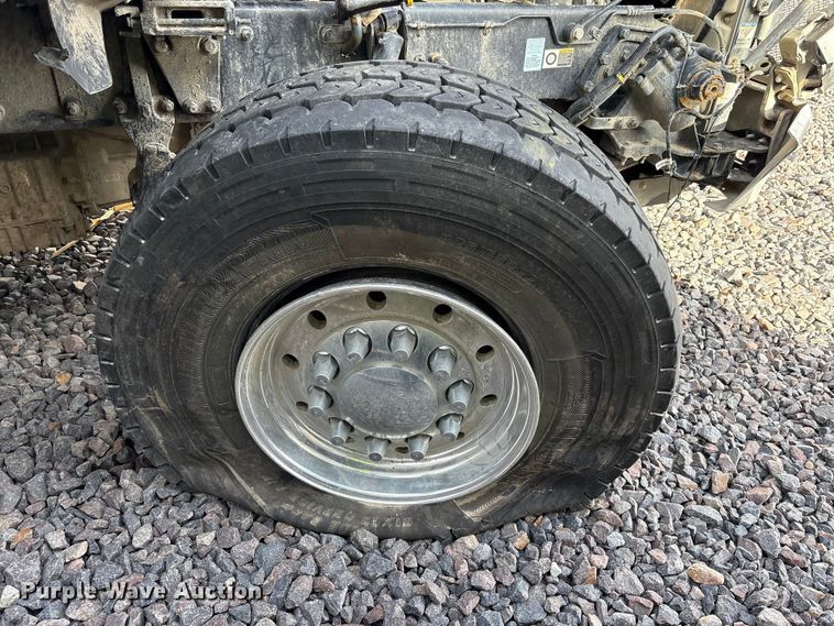 image for item YA1852 2025 Kenworth T880 hydrovac truck