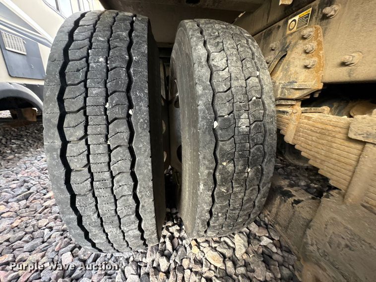 image for item YA1852 2025 Kenworth T880 hydrovac truck