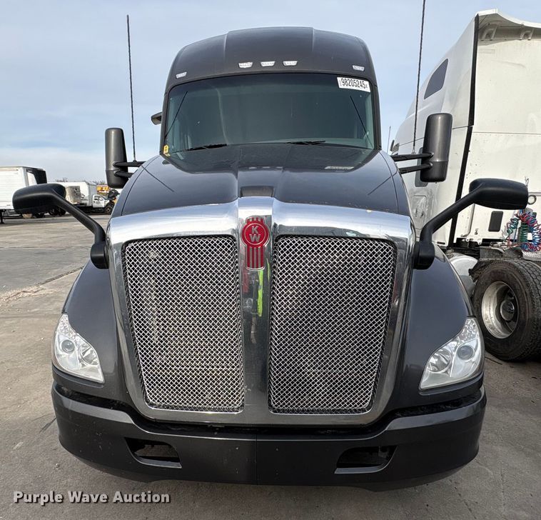 image for item YA1858 2018 Kenworth T680 semi truck