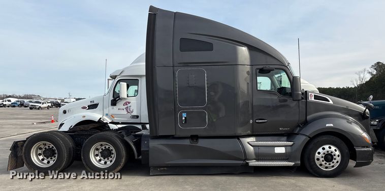 image for item YA1858 2018 Kenworth T680 semi truck