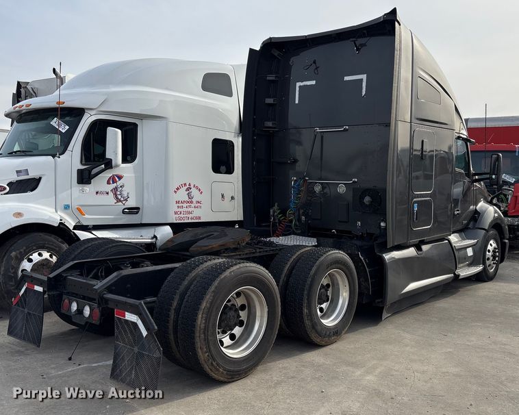 image for item YA1858 2018 Kenworth T680 semi truck