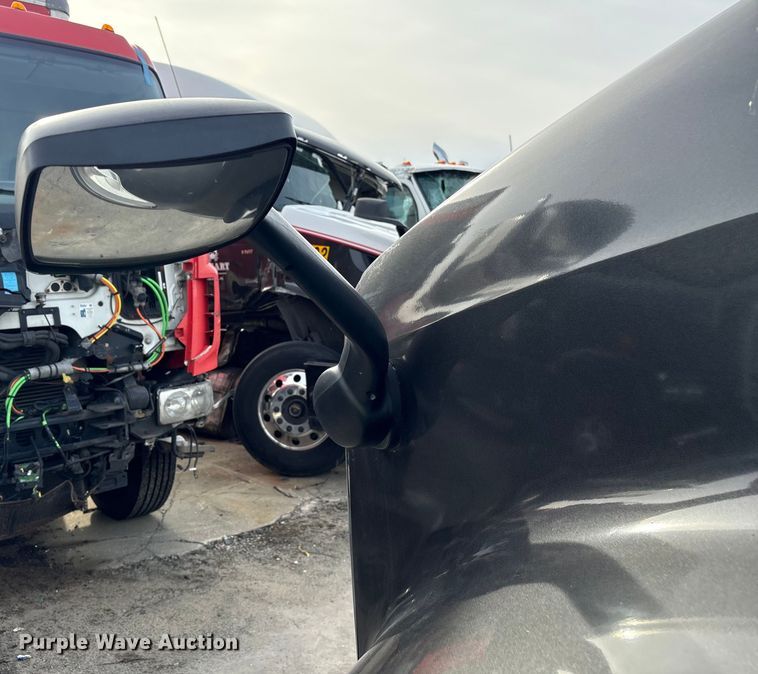 image for item YA1858 2018 Kenworth T680 semi truck