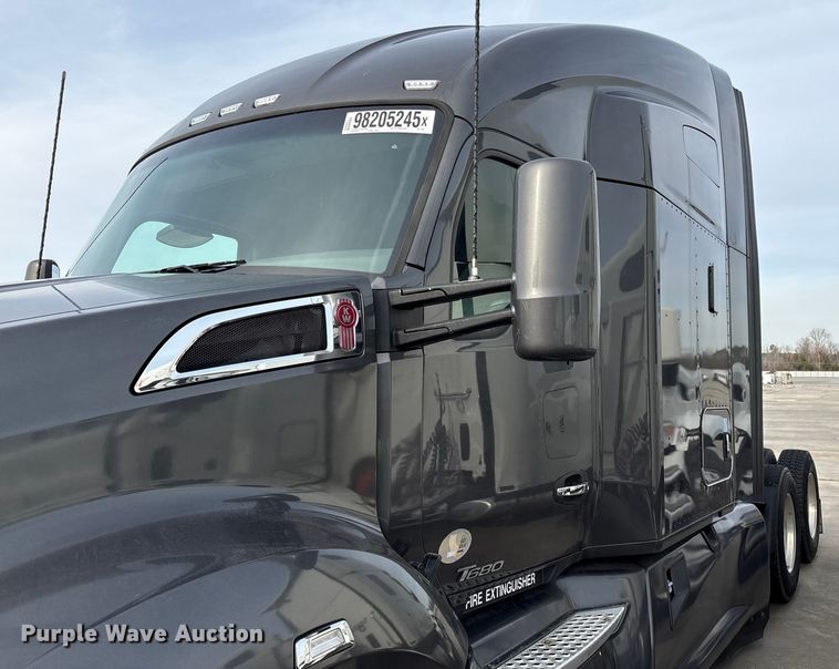 image for item YA1858 2018 Kenworth T680 semi truck