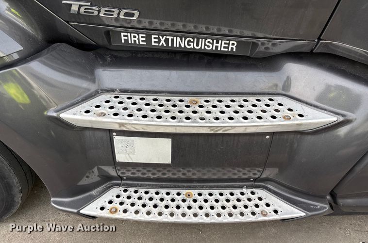 image for item YA1858 2018 Kenworth T680 semi truck