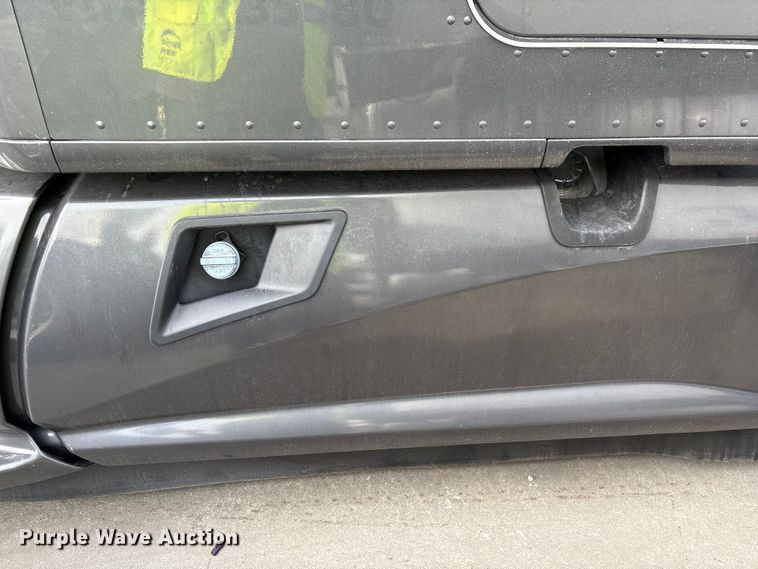 image for item YA1858 2018 Kenworth T680 semi truck