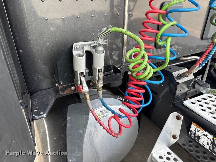 image for item YA1858 2018 Kenworth T680 semi truck