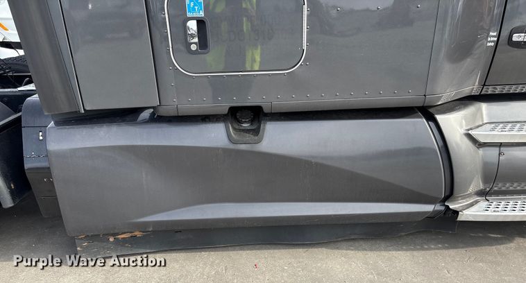 image for item YA1858 2018 Kenworth T680 semi truck