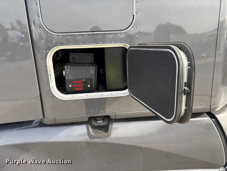 image for item YA1858 2018 Kenworth T680 semi truck