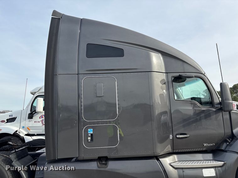image for item YA1858 2018 Kenworth T680 semi truck