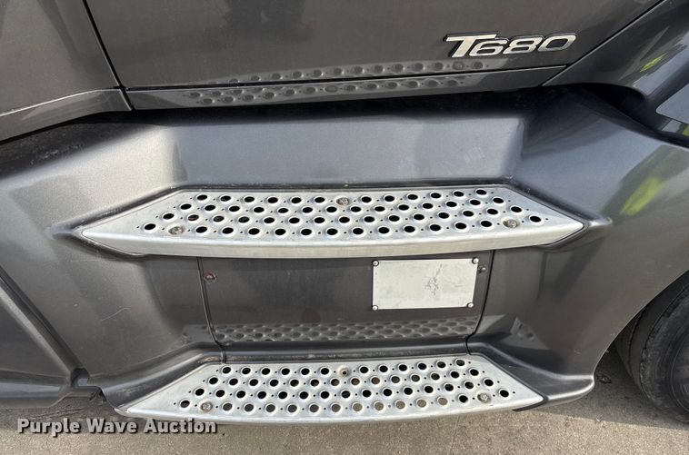 image for item YA1858 2018 Kenworth T680 semi truck