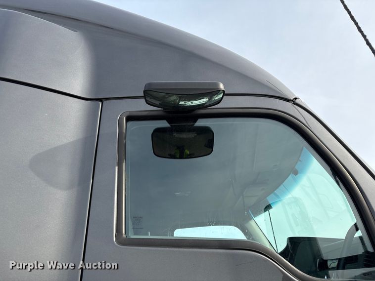 image for item YA1858 2018 Kenworth T680 semi truck