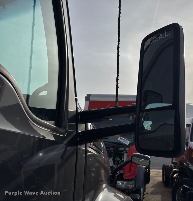 image for item YA1858 2018 Kenworth T680 semi truck