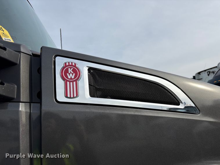 image for item YA1858 2018 Kenworth T680 semi truck