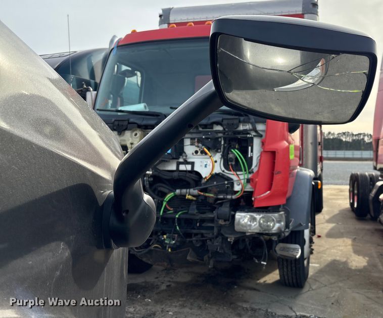 image for item YA1858 2018 Kenworth T680 semi truck