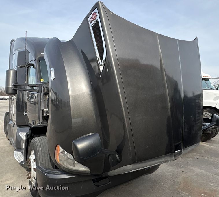 image for item YA1858 2018 Kenworth T680 semi truck