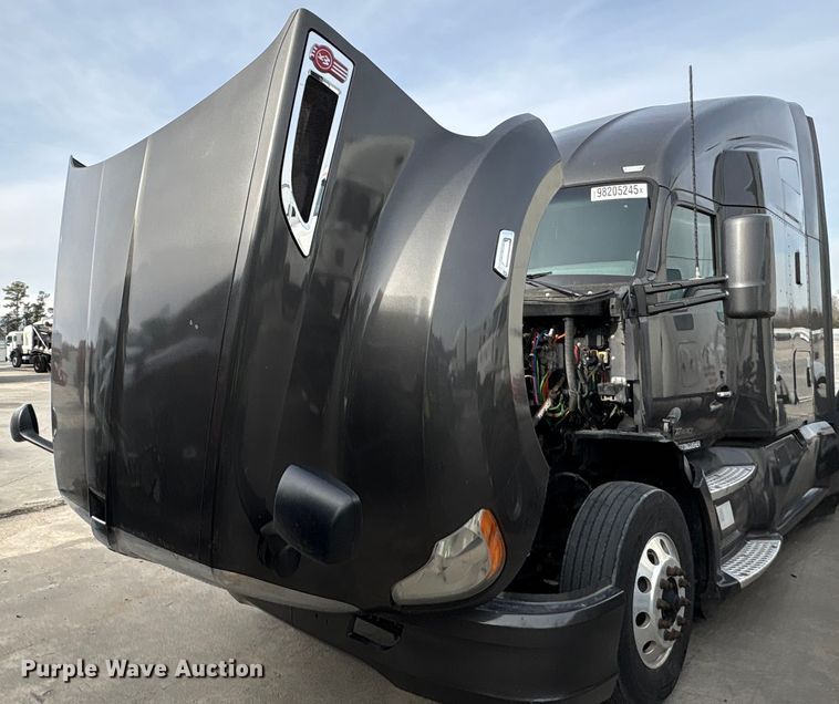image for item YA1858 2018 Kenworth T680 semi truck