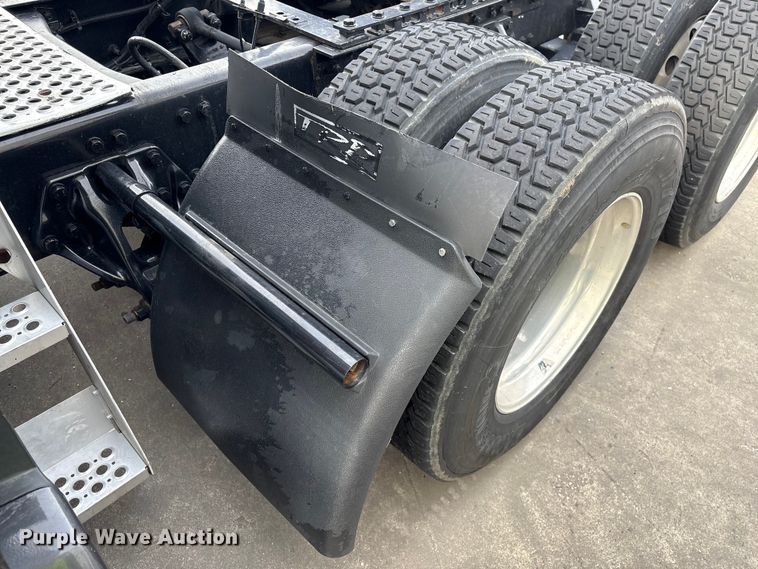 image for item YA1858 2018 Kenworth T680 semi truck