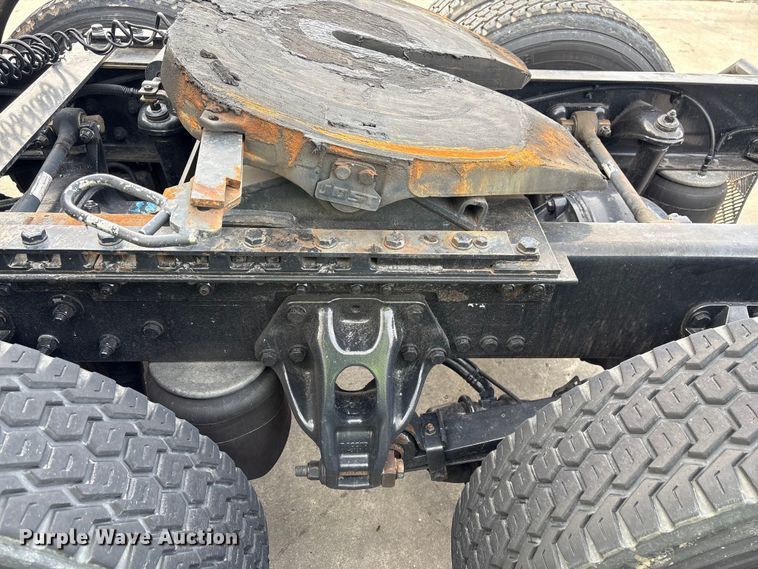 image for item YA1858 2018 Kenworth T680 semi truck