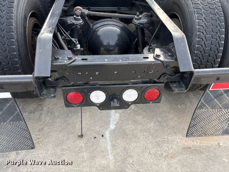 image for item YA1858 2018 Kenworth T680 semi truck