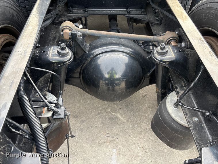 image for item YA1858 2018 Kenworth T680 semi truck