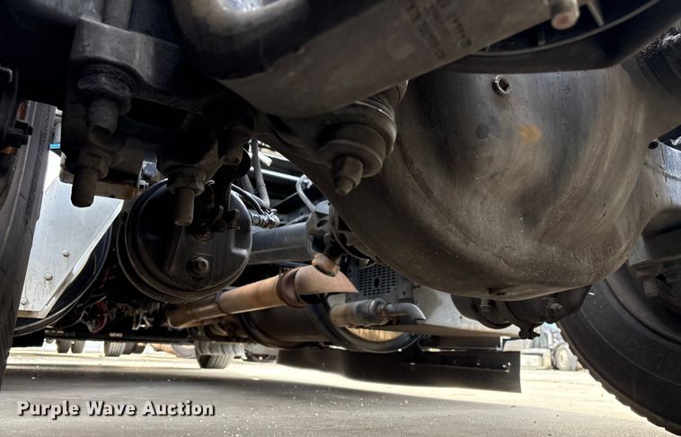 image for item YA1858 2018 Kenworth T680 semi truck