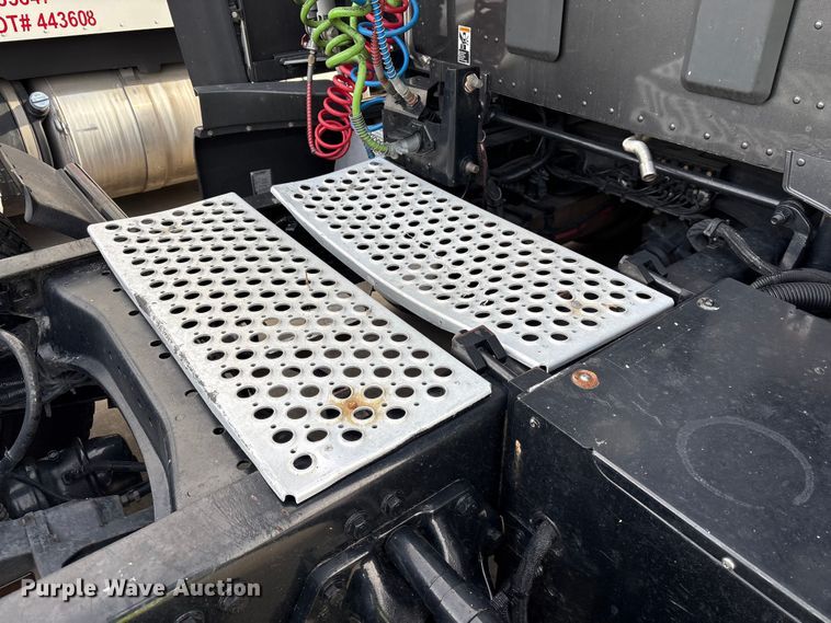 image for item YA1858 2018 Kenworth T680 semi truck