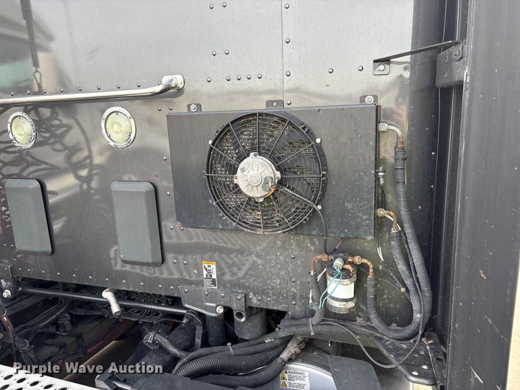 image for item YA1858 2018 Kenworth T680 semi truck